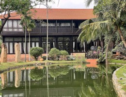 Nhà gỗ sân vườn ven hồ – Giải pháp không gian sống ng