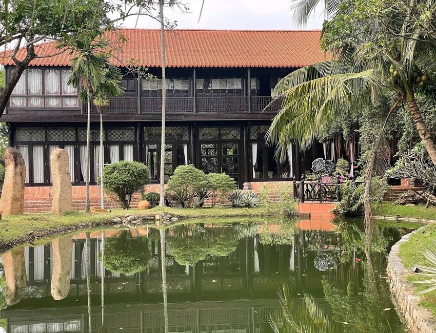 nhà gỗ sân vườn ven hồ